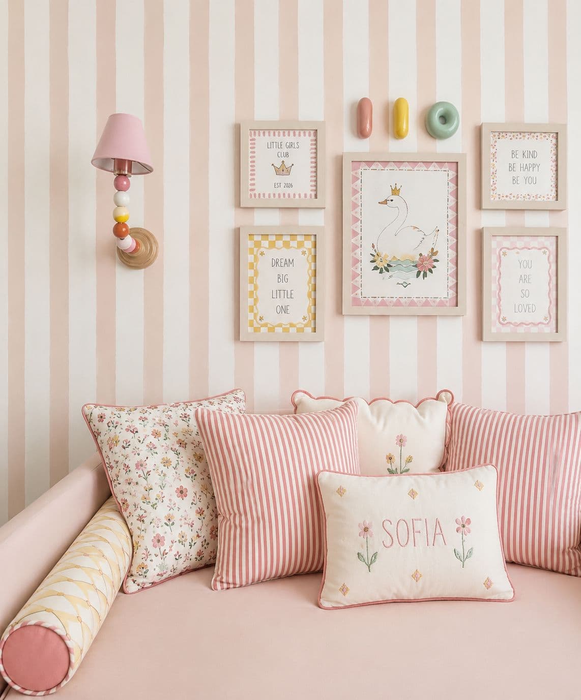 Quarto de bebê decorado com almofadas e quadros
